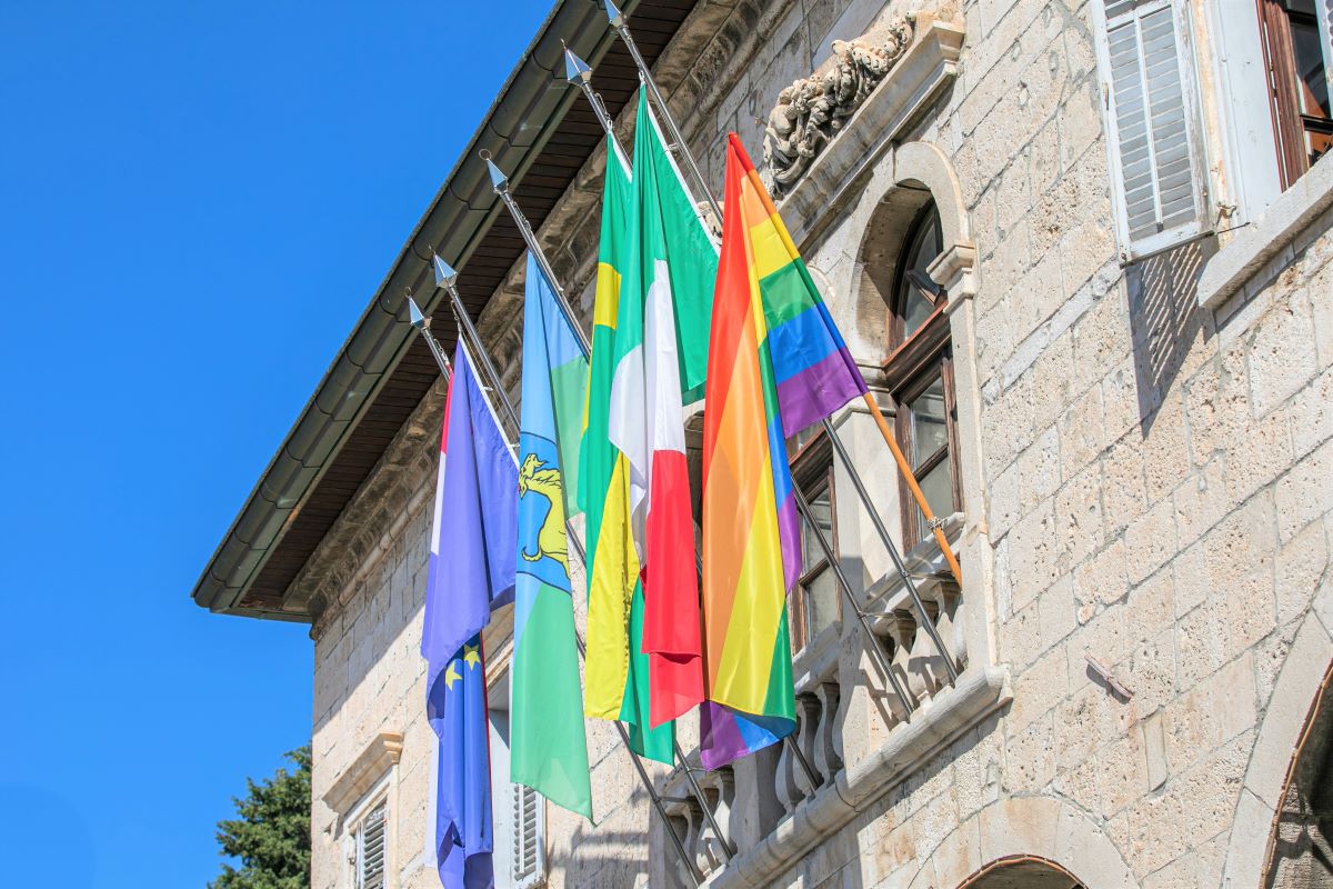 Na pulskoj Komunalnoj palači i ove godine osvanula zastava duginih boja